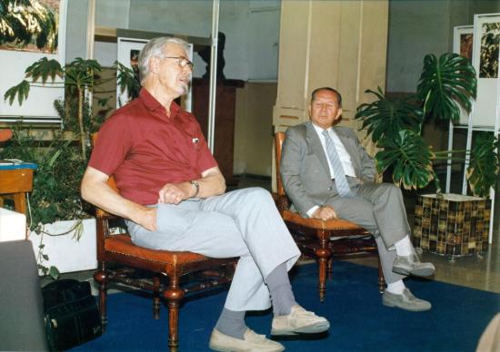 Guillermo Kuschel (izquierda) y Luis Capurro (derecha); salón central del Museo Nacional de Historia Natural, 15 de enero de 1991 (Foto O. León).