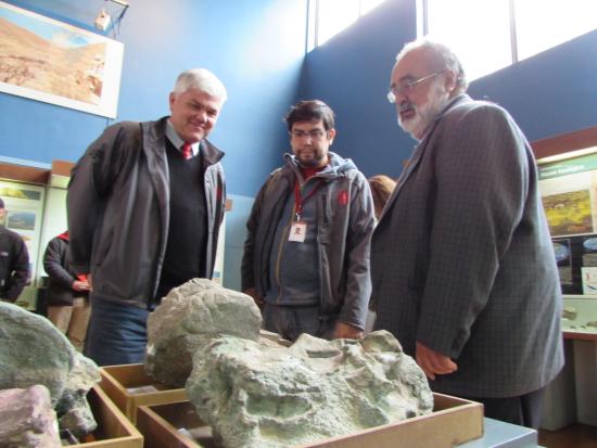  Claudio Gómez, director del MNHN, David Rubilar, Jefe del Área de Paleontología del MNHN, y Mario Pereira, director de Sernageomin, observando al Chilesaurus.