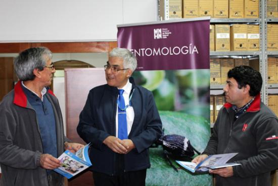 Compartiendo información (De derecha a izquierda: Francisco Urra, Gustavo Arriagada y Mario Elgueta; foto CEFAA).