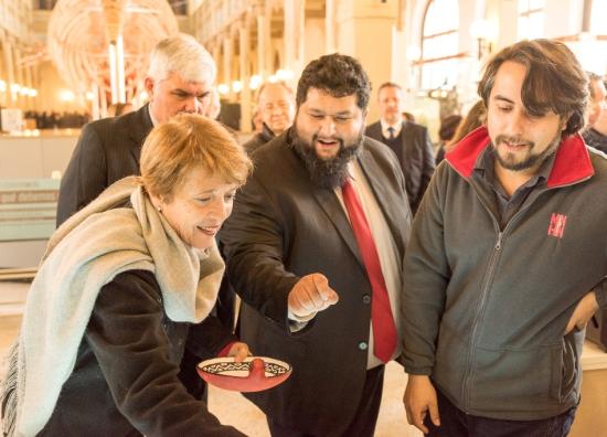 La Ministra de las Culturas, las Artes y el Patrimonio, Consuelo Valdés observa las colecciones digitalizadas del MNHN subidas en Sketchfab.