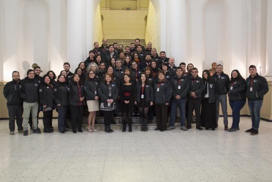 Funcionarios MNHN 2019 junto con María Isabel Orellana, Directora suplente del MNHN.