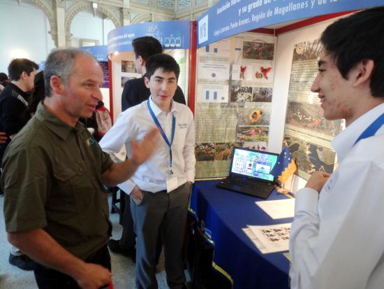 Alfredo Ugarte, jurado de la Feria Científica, conversa con los alumnos participantes.