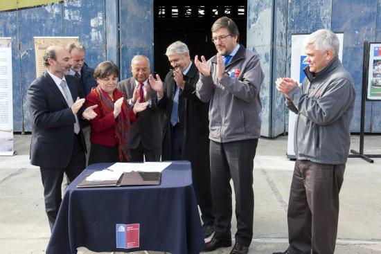 Autoridades presentes en la ceremonia de comodato DEC: Ángel Cabeza, Director DIBAM; Paulina Saball, Ministra de Vivienda; Arturo Aguirre, Alcalde de Cerrillos; Ernesto Ottone, Ministro del CNCA; Alberto Pizarro, Director del SERVIU Metropolitano y Claud