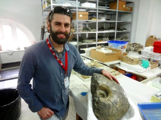 Leonardo Pérez, junto con un ammonite