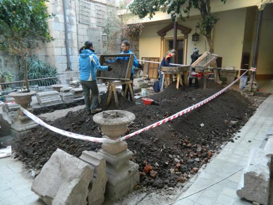 El equipo de harneadores en plena acción. Excavación del patio los Naranjos, Catedral Metropolitana.