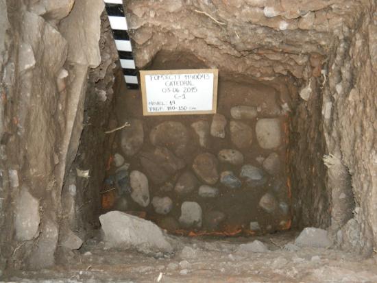 Aparición de los cimientos de un muro colonial a 150 cm de profundidad, en la cuadrícula 1. La excavación no se pudo continuar. En la pared izquierda, arriba, se nota parte del muro de nivelación de la actual Catedral.