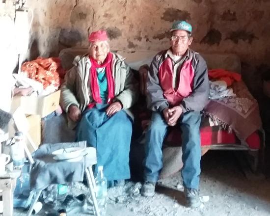 Doña Audina Vilca y su trabajador Cenón Yucra al interior de su habitación. Nótese la hermosa techumbre de madera de cactus recubierta con paja. Junio 2017.