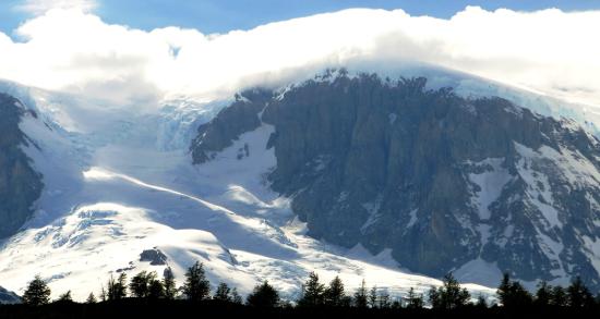 Vista del monte Cochcrane cubierto por el glaciar Calluqueo.