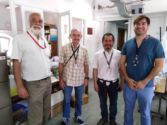 De izquierda a derecha: Oscar Gálvez H., Curador Colección de Moluscos del MNHN; Dr.Antonio Checa, Universidad de Granada, España; Drs. Nelson Lagos y Roberto García-Huidobro de la Universidad Santo Tomás, Chile.