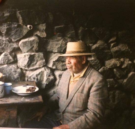 El pastor atacameño Juan Vilca en su cocina/comedor alimentándose de carne de llamo. Foto gentileza Marcelo Amaral, febrero 1974.