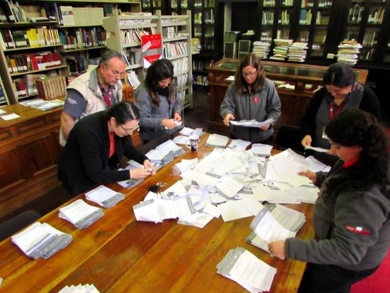 Personal del MNHN contando los votos de la elección de la exposición temporal 2017