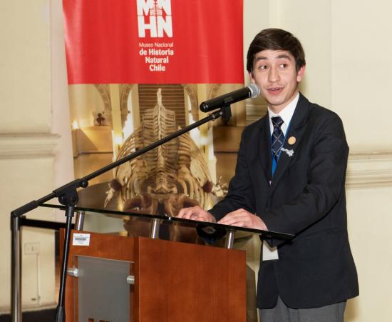 Roberto Vásquez, alumno del Liceo Complejo Educacional de Chimbarongo, entregando su discurso a los asistentes del cierre de la Feria Científica.