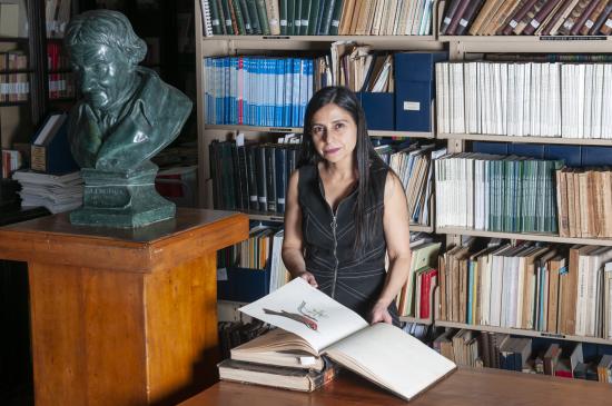 María Isabel Orellana en la Biblioteca Abate Molina del museo.