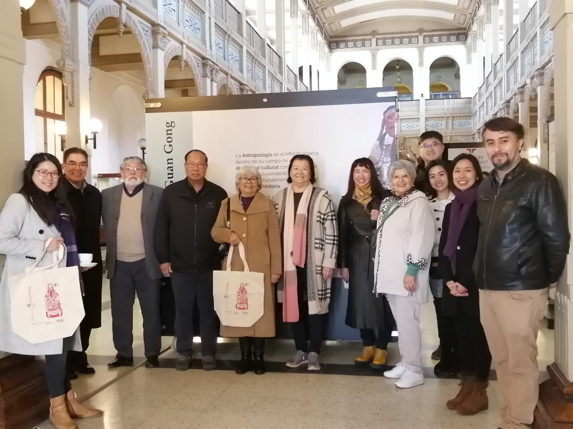 Figura 3. Personas representantes de varias asociaciones chinas en el lanzamiento de la exposición “El Viaje de Guan Gong”.