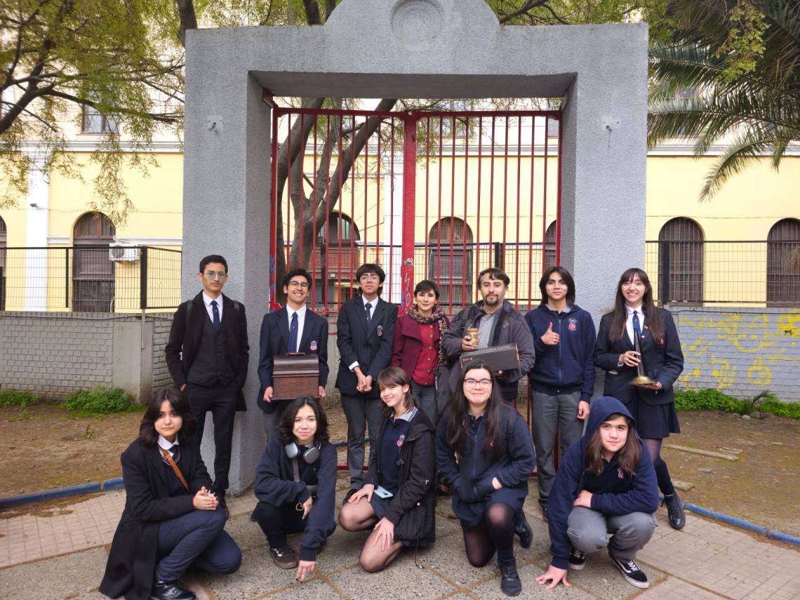 Figura 5: Estudiantes de la academia ARCPIN, junto con la profesora Verónica Bello y Francisco Garrido del MNHN