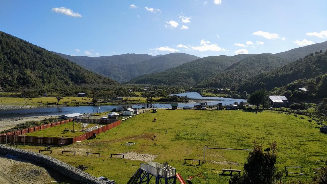 Figura 2: Vista del puente sobre el rio Lliuco, en la localidad costera de Manquemapu, en lugar donde Lafkenorchestia oyarzuni fue observada por primera vez.