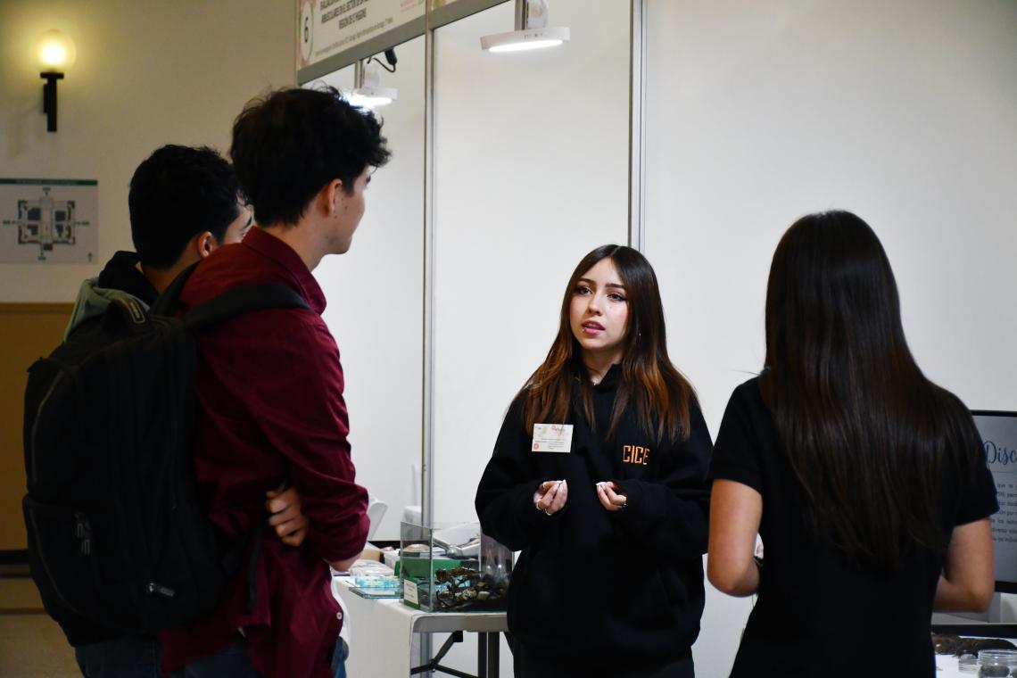 Alumnas del CICE explican el proyecto "Aplicación de isótopos estables en el análisis de la dieta de micromamíferos en el sector de La Vega de Pupuya, Región de O'Higgins", ganador de la categoría Enseñanza Media.